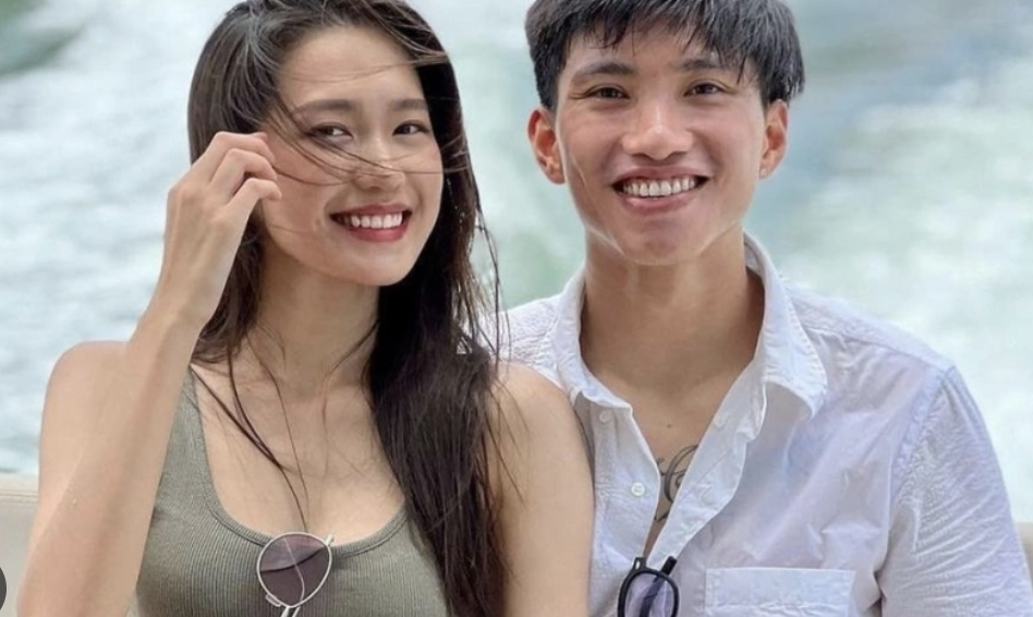 Đoàn Văn Hậu và Hải My tình tứ dạo chơi gần biệt thự triệu đô